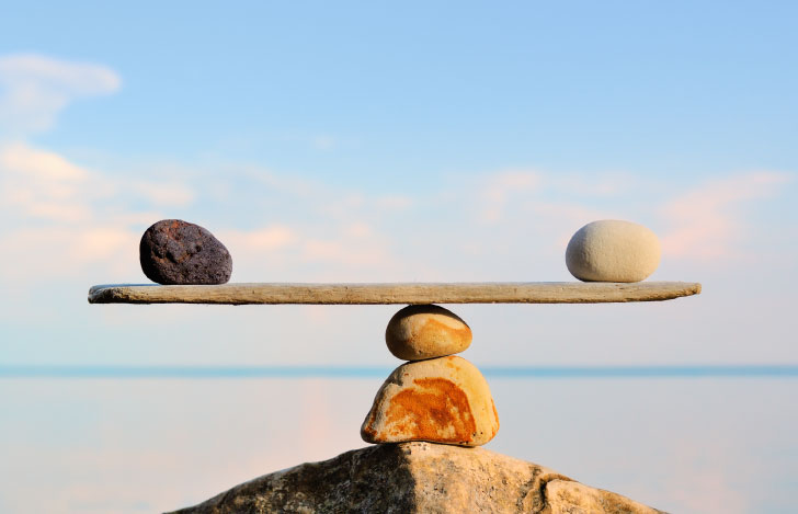 積み重ねられた石がバランスと保つ様子