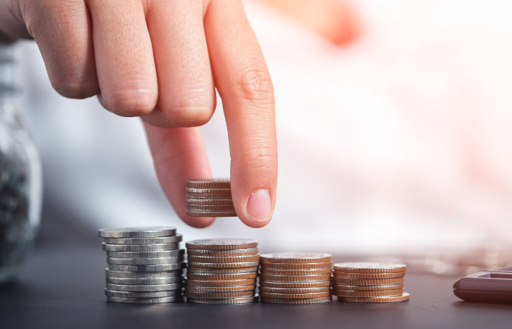 硬貨を積み重ねる人の手元