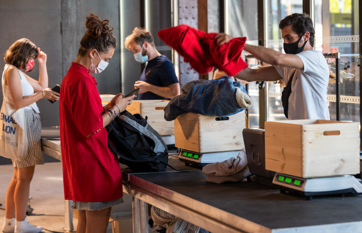 洋服をリサイクルに出す人々