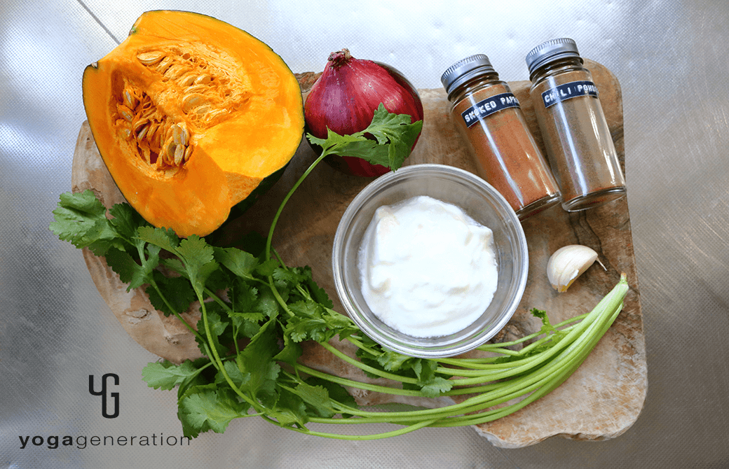 材料のカボチャやヨーグルト、紫タマネギなど