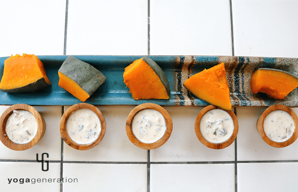 長皿に盛り付けた、スパイシーヨーグルトソースで楽しむ蒸しカボチャ