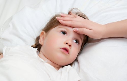 熱を測ってもらう子ども