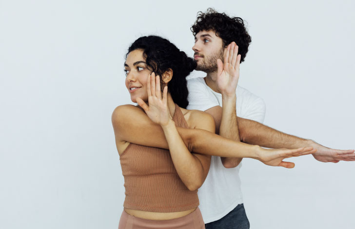 ヨガを行う男女