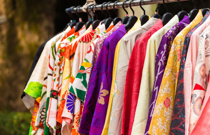 ハンガーラックに並ぶ色とりどりの着物