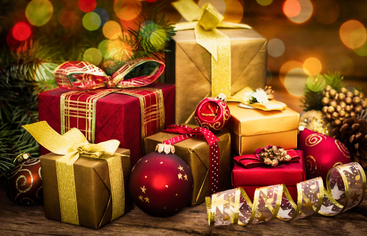 クリスマスイルミネーションに囲まれた複数のプレゼント