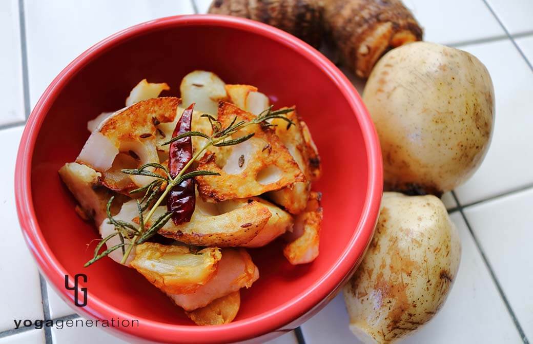 赤いお皿に盛り付けたローズマリー香るレンコンとサトイモのホクホク素揚げ