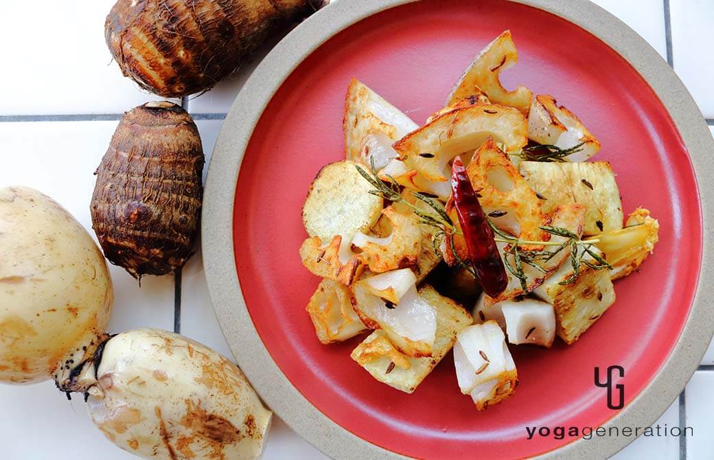 深みのある赤いお皿に盛り付けたローズマリー香るレンコンとサトイモのホクホク素揚げ