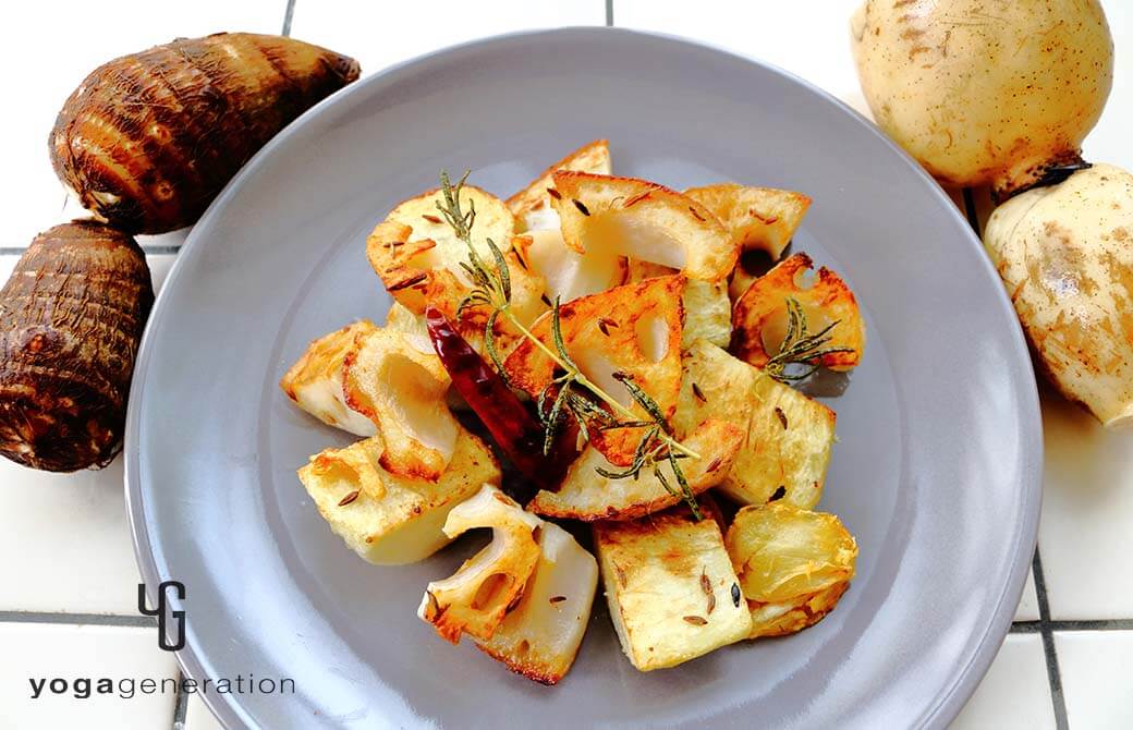 グレーのお皿に盛り付けたローズマリー香るレンコンとサトイモのホクホク素揚げ