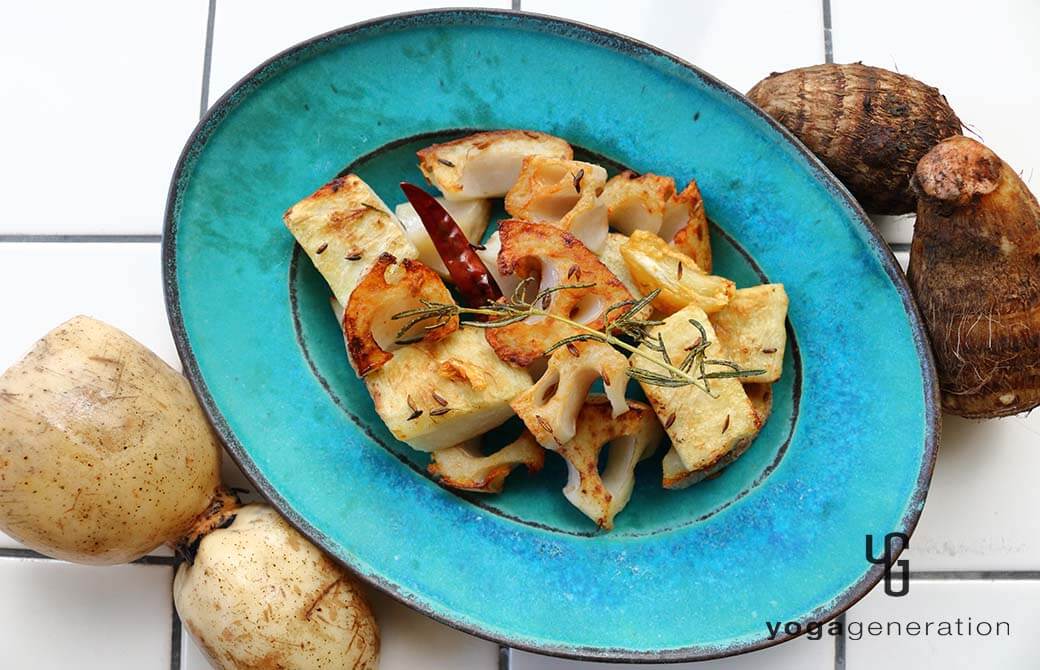 ターコイズのお皿に盛り付けたローズマリー香るレンコンとサトイモのホクホク素揚げ