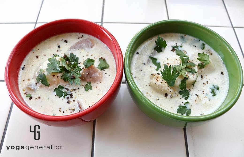 赤と緑の器に盛り付けたレンコンとサトイモのブルーチーズ・スープ