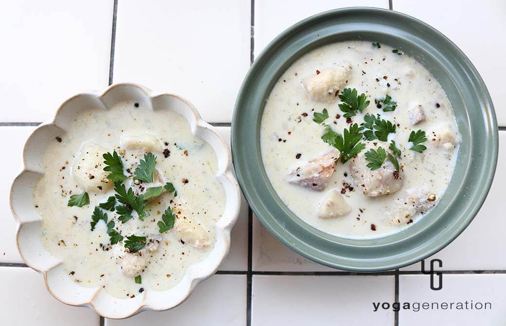 白とモスグリーンの器に盛り付けたレンコンとサトイモのブルーチーズ・スープ