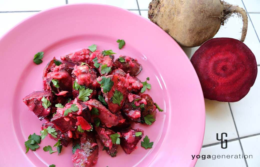 ピンクのお皿に盛り付けたビーツとゴボウのこんがりグリルでブルーチーズ・サラダ
