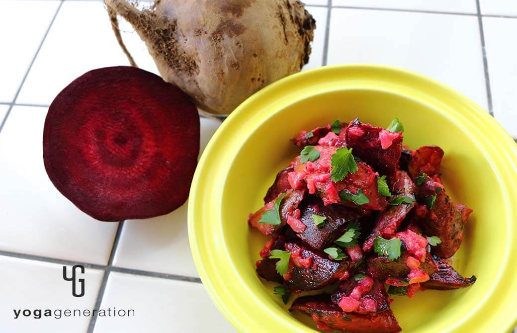 黄色のお皿に盛り付けたビーツとゴボウのこんがりグリルでブルーチーズ・サラダ