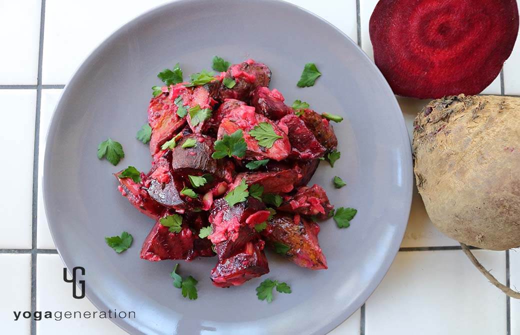 淡いグレーのお皿に盛り付けたビーツとゴボウのこんがりグリルでブルーチーズ・サラダ