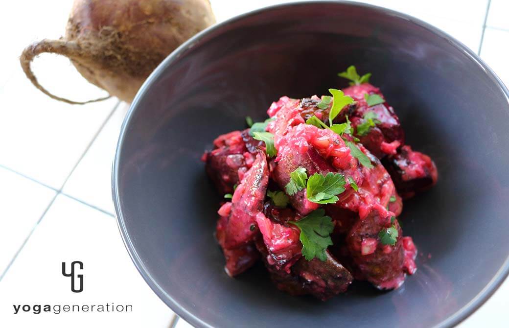 濃いグレーのお皿に盛り付けたビーツとゴボウのこんがりグリルでブルーチーズ・サラダ