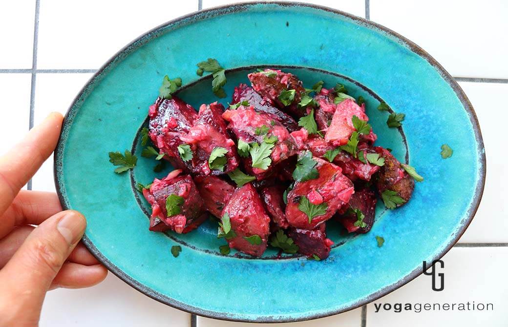 ターコイズのお皿に盛り付けたビーツとゴボウのこんがりグリルでブルーチーズ・サラダ