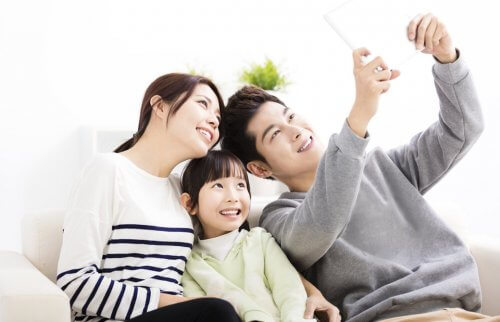 自撮りする家族