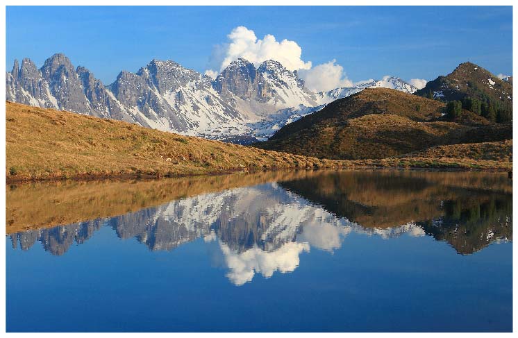 水面に綺麗に映る大自然