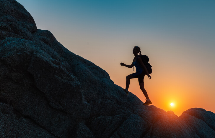人が山に登っている写真