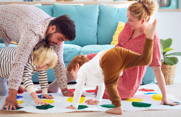 家の中でヨガゲームを楽しむ親子