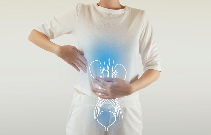 腎臓あたりを手で押さえる女性