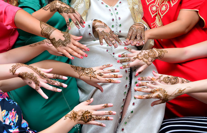美しいヘナを施した女性たちの手