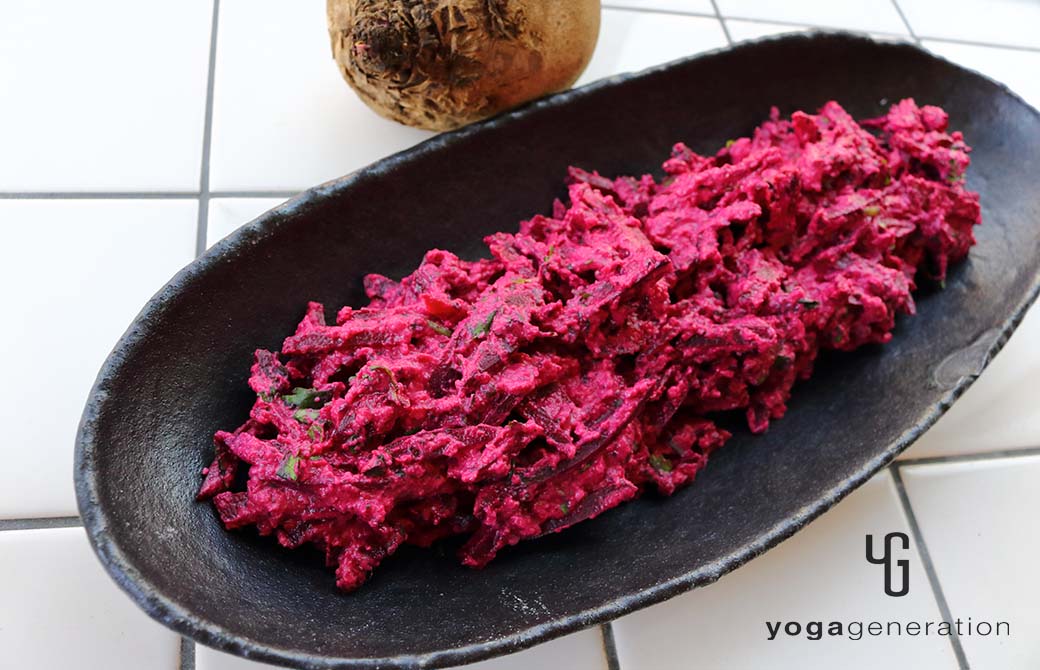 黒いお皿に盛り付けたビーツのスパイシーな白和え