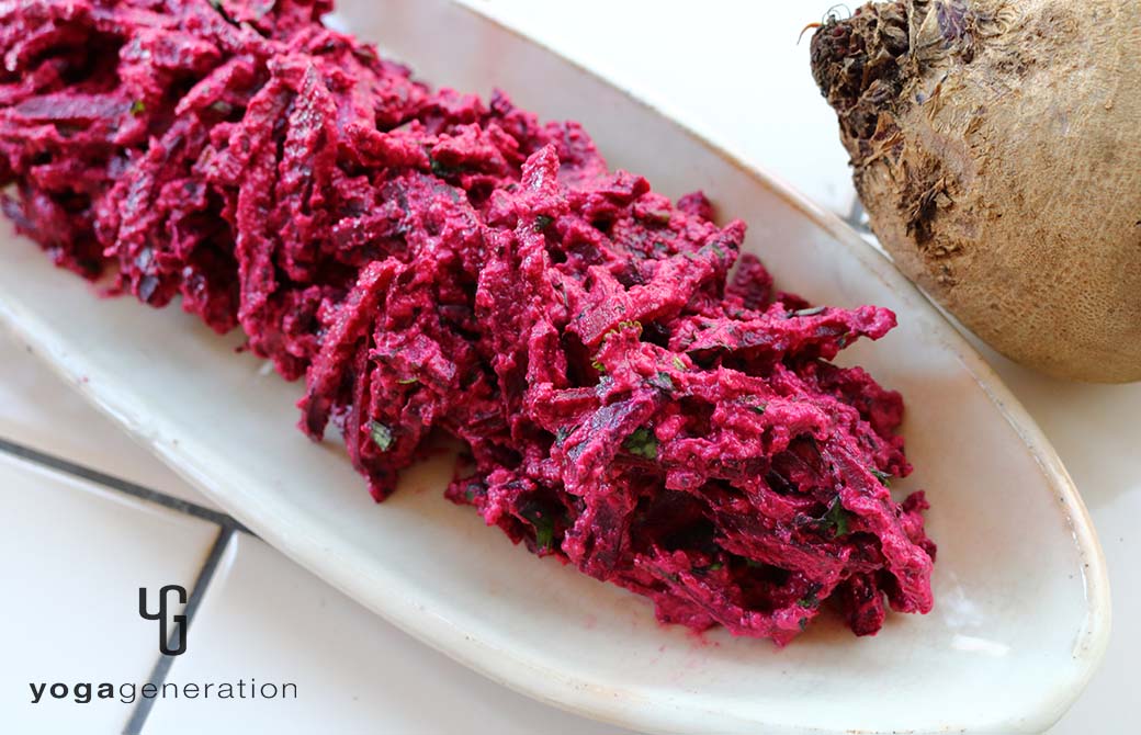 淡いピンクのお皿に盛り付けたビーツのスパイシーな白和え