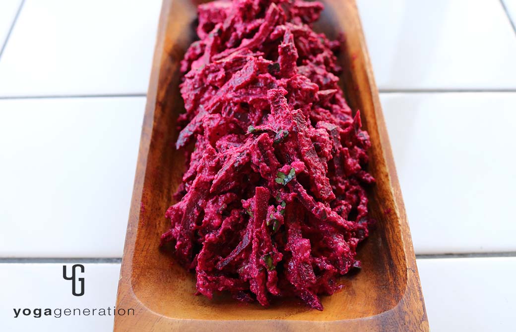 木のお皿に盛り付けたビーツのスパイシーな白和え