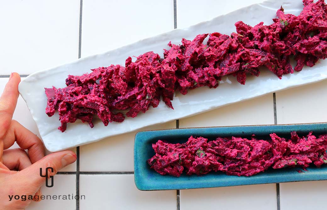 白とターコインズのお皿に盛り付けたビーツのスパイシーな白和え