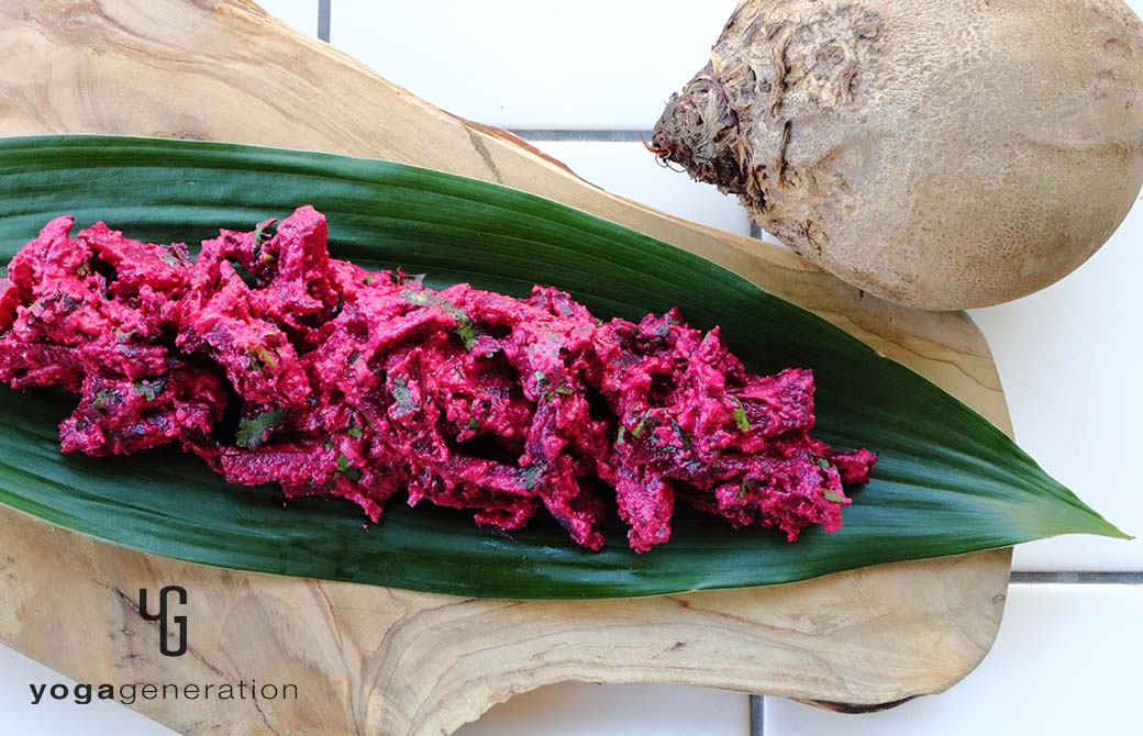 カッティングボードに盛り付けたビーツのスパイシーな白和え