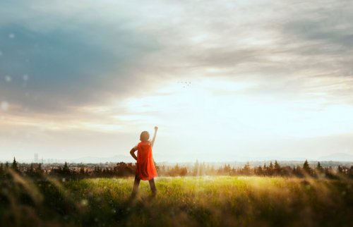 山でガッツポーズする少年