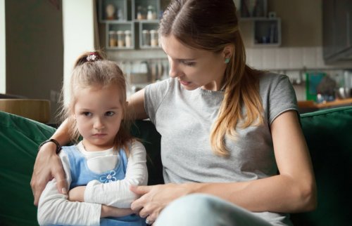 機嫌が悪い子どもと母親
