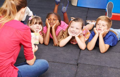 先生に本を読んでもらう子ど