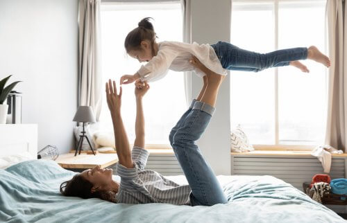 親子でベットの上で遊ぶ