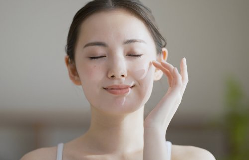 目を閉じてスキンケアをする