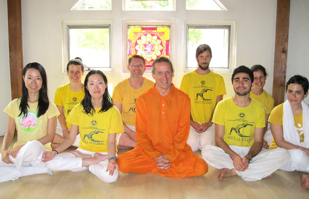 グルを囲んで座るRYT500の生徒たち