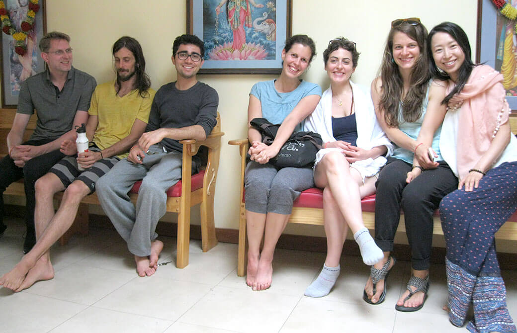 長椅子に座ってくつろぐ人々