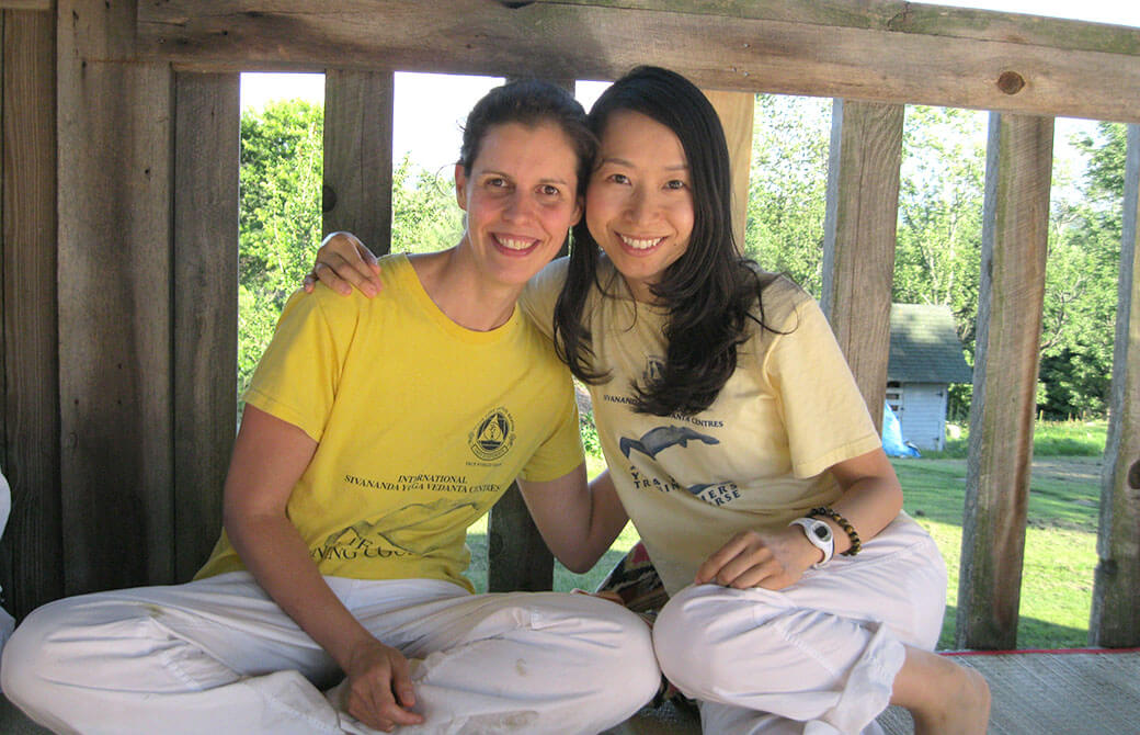 笑顔で頬を寄せ合う二人の女性