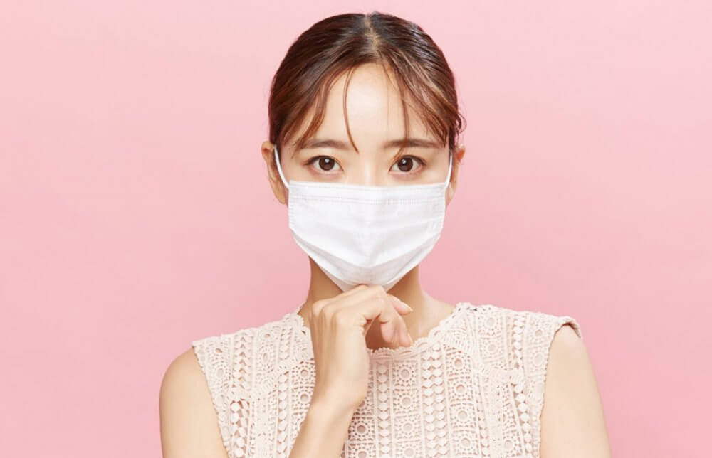 マスクをして見つめる女性
