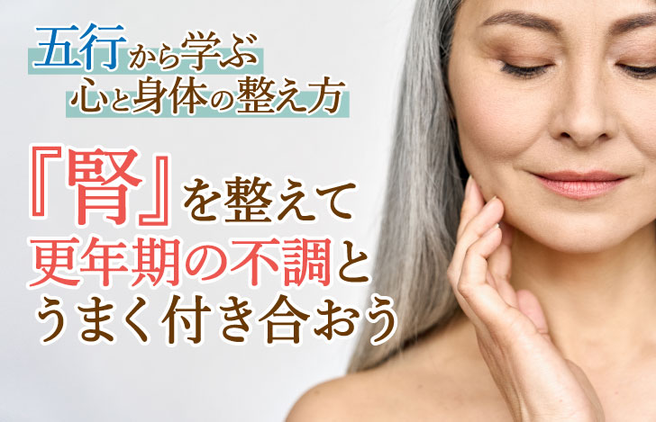 頬に手を当てて俯く白髪の女性