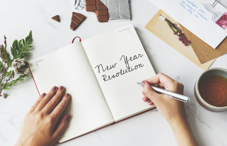 ノートに何かを書いている様子