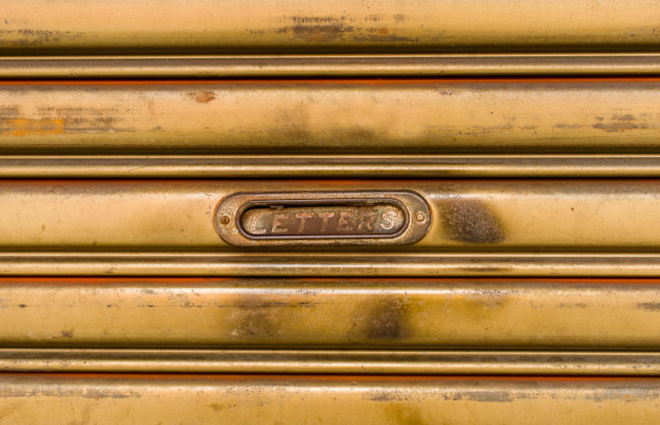 古いシャッターの郵便受け口