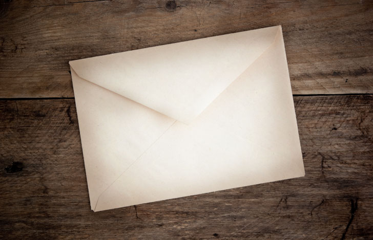 机の上の白い封筒
