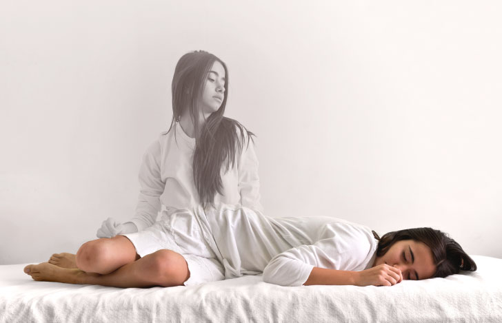 横たわる自分の体を見下ろすもう一人の自分