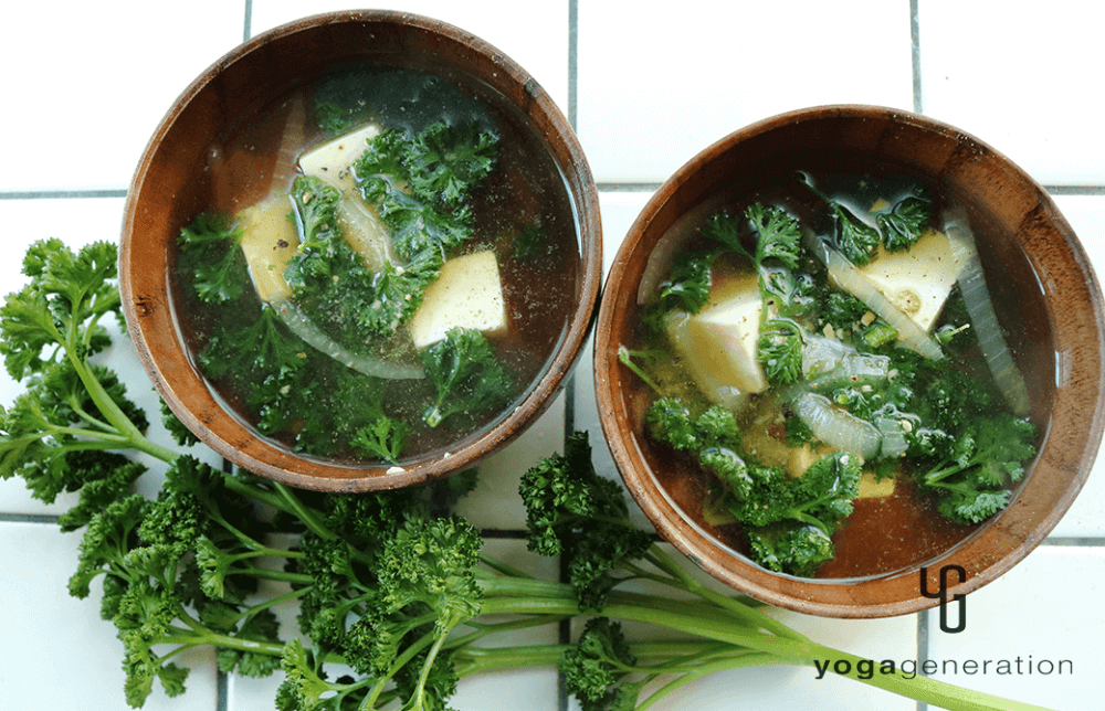 パセリとお豆腐のお味噌汁