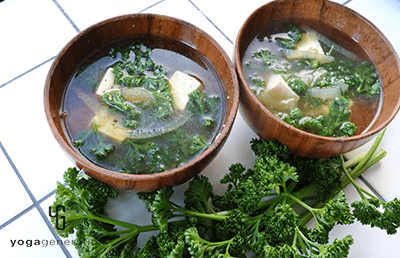 木の器に盛り付けたパセリとお豆腐のお味噌汁
