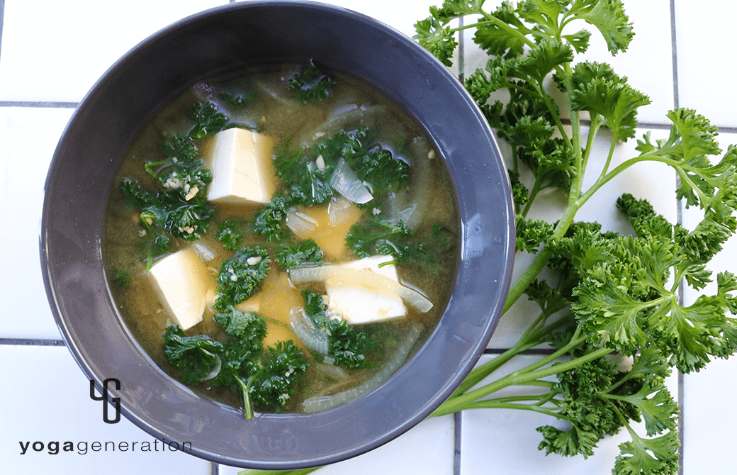 グレーの器に盛り付けたパセリとお豆腐のお味噌汁