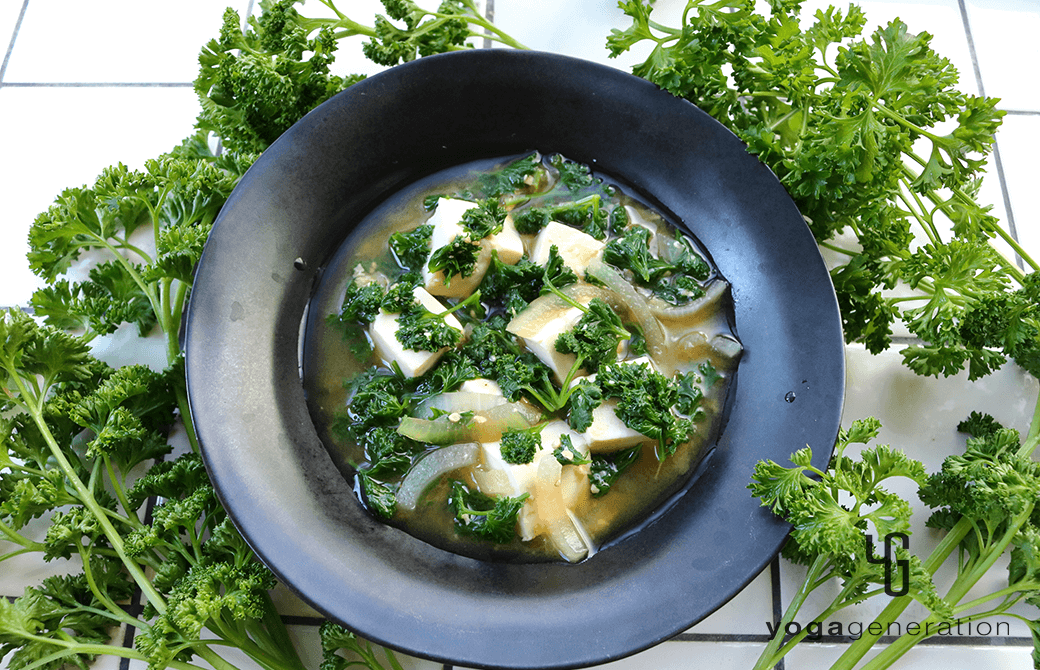 黒い器に盛り付けたパセリとお豆腐のお味噌汁