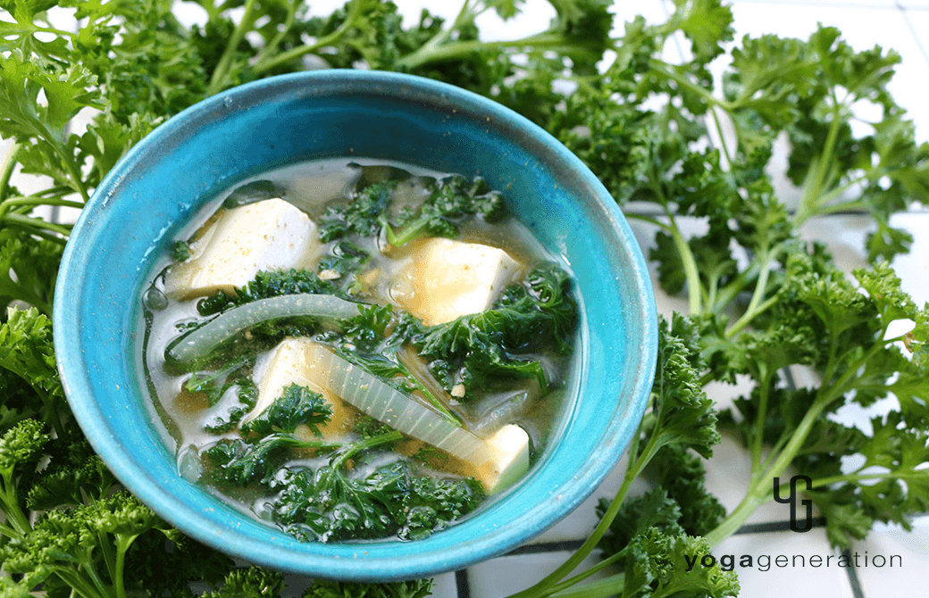 ターコイズの器に盛り付けたパセリとお豆腐のお味噌汁